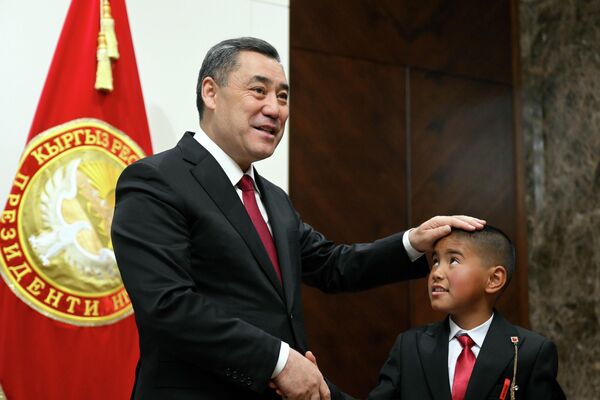 Президент Садыр Жапаров мектепке белден келген кар кечип барган окуучу Нурзаман Алмазбековду кабыл алды - Sputnik Кыргызстан