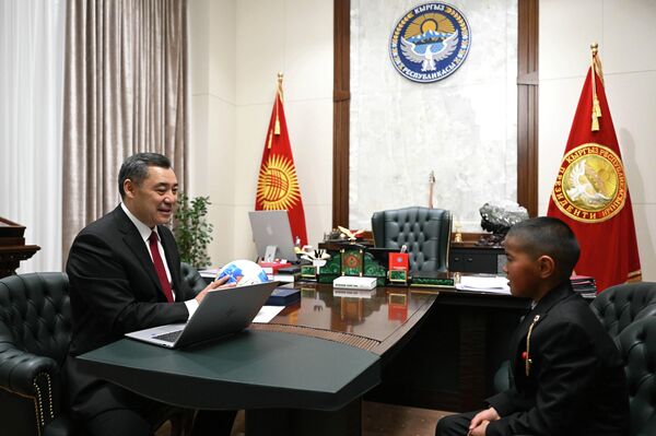 Садыр Жапаров окуучу Нурзаман Алмазбековду президенттик балатыга чакырган - Sputnik Кыргызстан