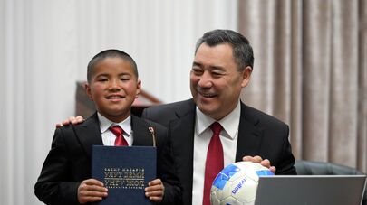 Президент Садыр Жапаров принял школьника из Ошской области Нурзамана Алмазбекова