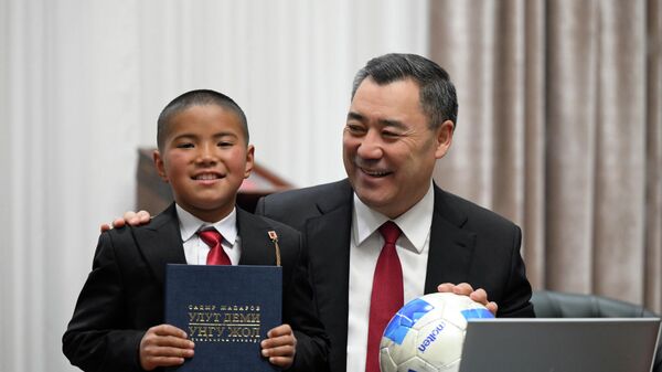 Президент Садыр Жапаров окуучу Нурзаман Алмазбековду кабыл алды - Sputnik Кыргызстан