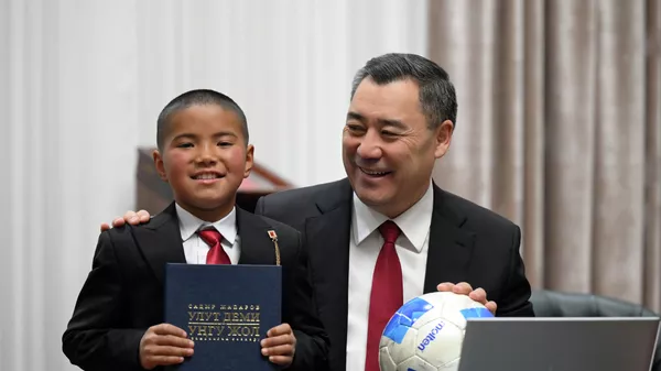 Президент Садыр Жапаров окуучу Нурзаман Алмазбековду кабыл алды - Sputnik Кыргызстан