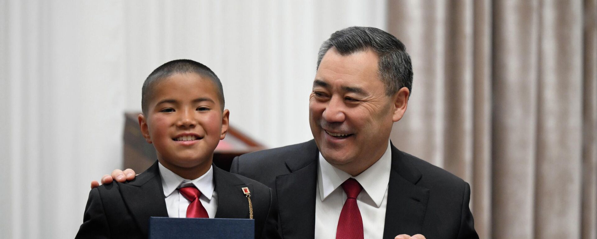 Президент Садыр Жапаров окуучу Нурзаман Алмазбековду кабыл алды Президент Садыр Жапаров окуучу Нурзаман Алмазбековду кабыл алды - Sputnik Кыргызстан, 1920, 17.12.2025