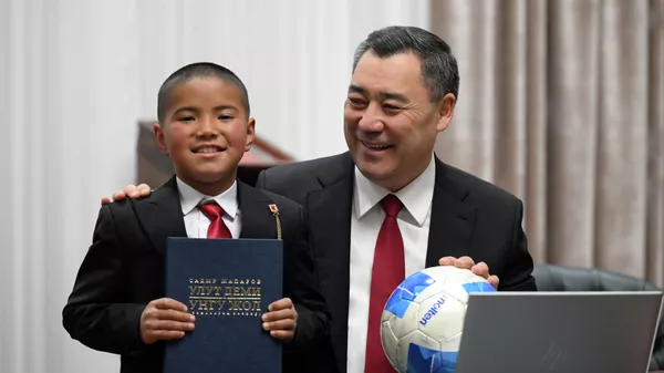 Президент Садыр Жапаров окуучу Нурзаман Алмазбековду кабыл алды - Sputnik Кыргызстан