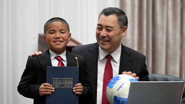 Президент Садыр Жапаров принял школьника из Ошской области Нурзамана Алмазбекова - Sputnik Кыргызстан