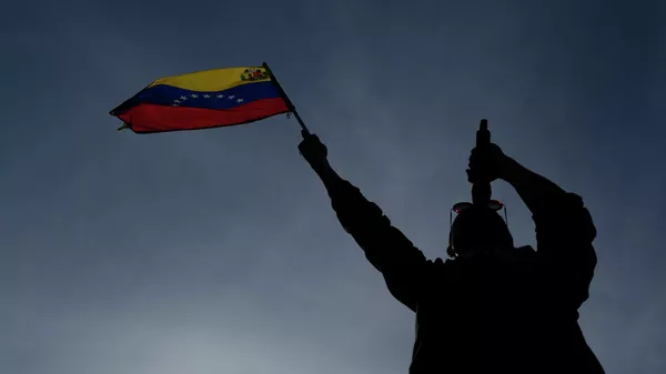 Каракастагы митингде Венесуэланын желегин көтөргөн киши. Архив. - Sputnik Кыргызстан