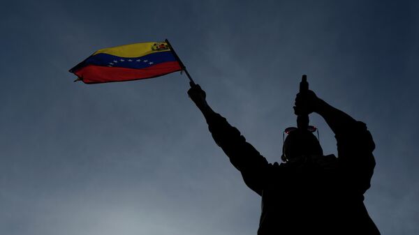 Каракастагы митингде Венесуэланын желегин көтөргөн киши. Архив. - Sputnik Кыргызстан