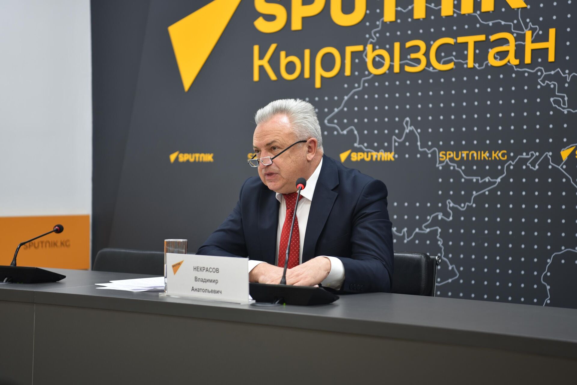 Руководитель представительства Российского экспортного центра Владимир Некрасов  - Sputnik Кыргызстан, 1920, 18.12.2025