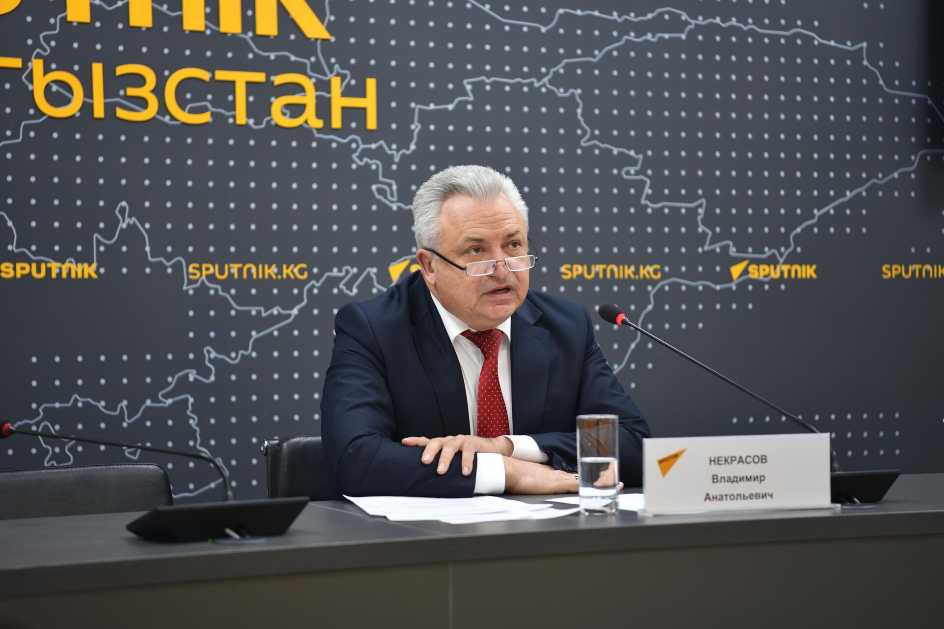 Руководитель представительства Российского экспортного центра Владимир Некрасов  - Sputnik Кыргызстан, 1920, 18.12.2025