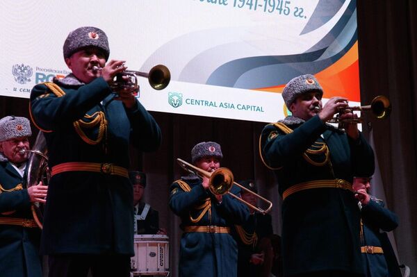 Конкурсантам, занявшим призовые места, вручили мобильные телефоны, а подготовившим их педагогам — ноутбуки - Sputnik Кыргызстан