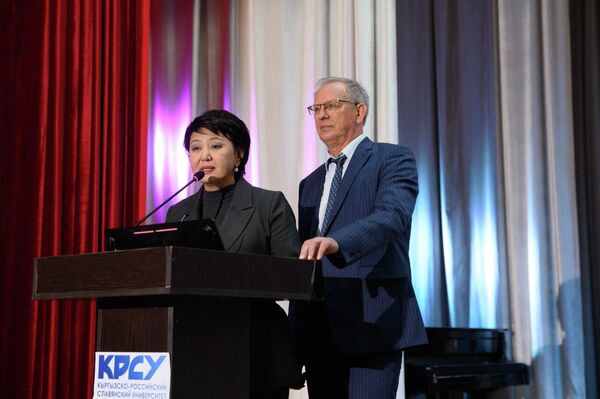 В КРСУ прошла торжественная церемония награждения победителей VI Республиканского конкурса школьных сочинений &quot;Российской газеты&quot; - Sputnik Кыргызстан