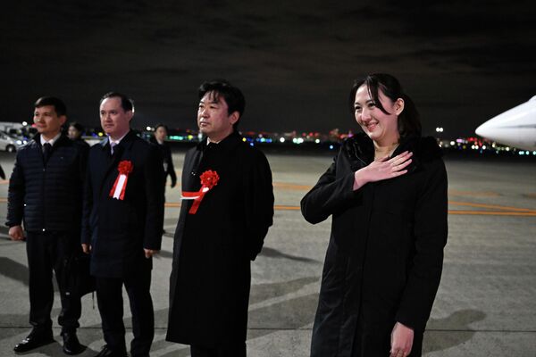 Главу государства встретили вице-министр иностранных дел Японии Эри Арфия и другие официальные лица - Sputnik Кыргызстан