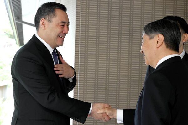 Президент Садыр Жапаров бүгүн, 19-декабрда, Японияга болгон расмий сапарынын алкагында өлкөнүн императору Нарухито менен жолугушту - Sputnik Кыргызстан