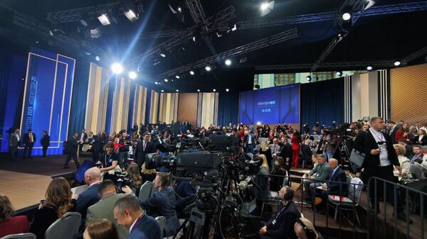 Большая пресс-конференция Владимира Путина, совмещенная с прямой линией - Sputnik Кыргызстан