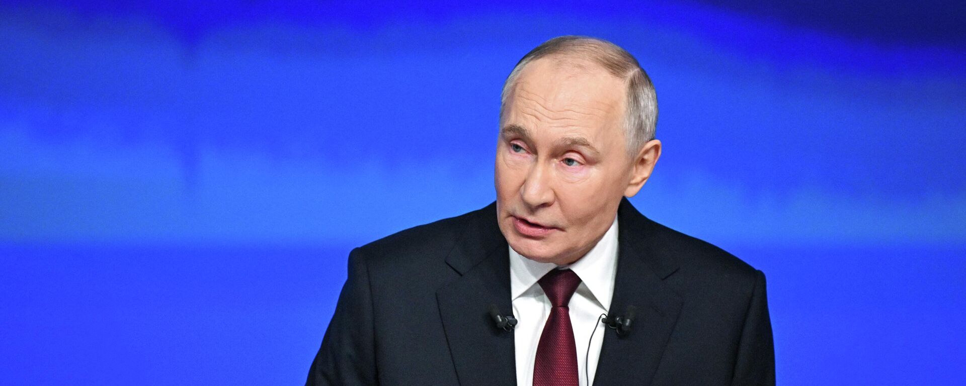 Президент РФ Владимир Путин в ходе прямой линии  - Sputnik Кыргызстан, 1920, 19.12.2025