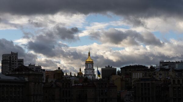 Софийский собор за украинским флагом в центре Киева. Архивное фото - Sputnik Кыргызстан