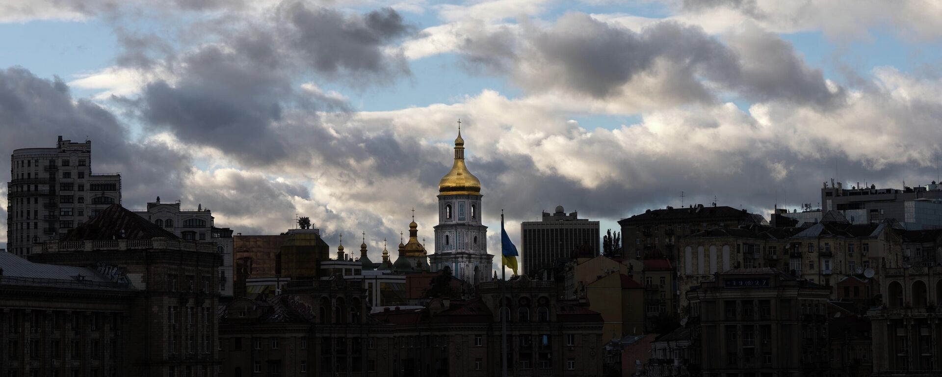 Софийский собор за украинским флагом в центре Киева. Архивное фото - Sputnik Кыргызстан, 1920, 19.12.2025
