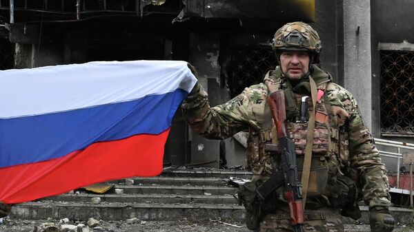 Өлкөнүн желегин көтөргөн россиялык жоокер - Sputnik Кыргызстан