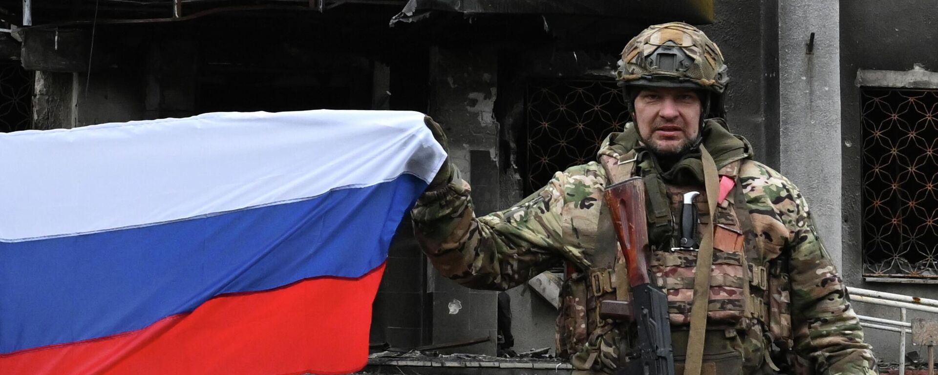 Өлкөнүн желегин көтөргөн россиялык жоокер - Sputnik Кыргызстан, 1920, 19.12.2025