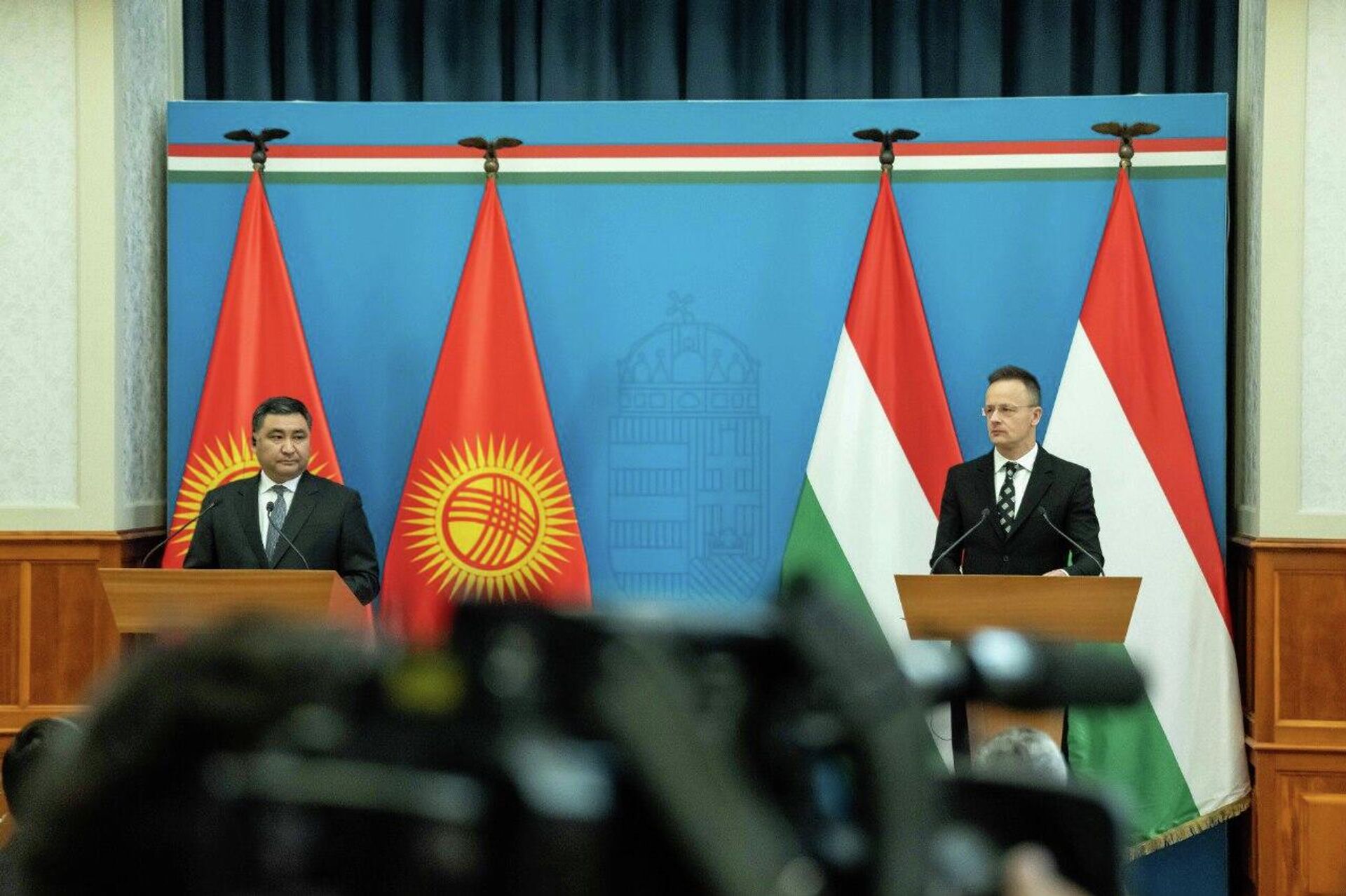 Встреча первого зампреда кабмина с министром иностранных дел Венгрии  - Sputnik Кыргызстан, 1920, 19.12.2025