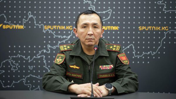 Кыргыз Республикасынын Коргоо министрлигинин Башкы кадрлар башкармалыгынын аскердик билим берүү жана илим башкармалыгынын башчысы, полковник Канагат Уразбеков - Sputnik Кыргызстан