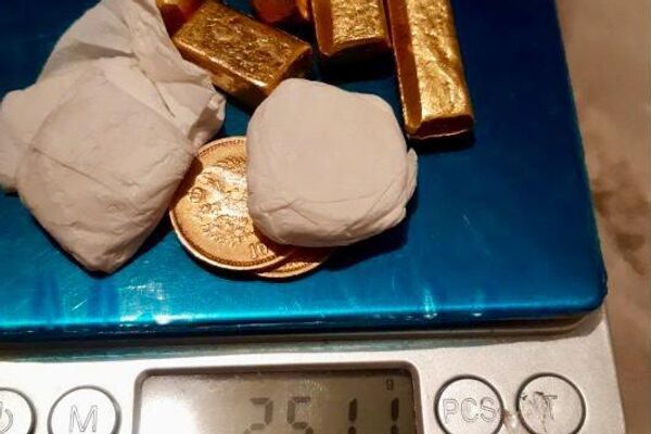 Аларга Бажы кызматынын эки адиси, Чек ара кызматынын бир кызматкери көмөктөшүп жүргөнү аныкталганын айтышты - Sputnik Кыргызстан