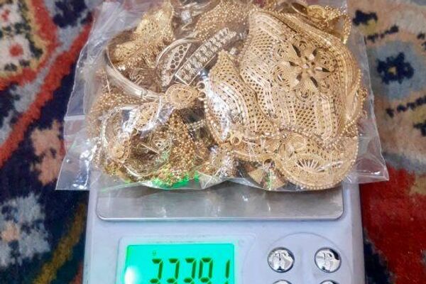 Маалыматка караганда, алар Түркиядан кымбат дары-дармектерди жана зер буюмдарды аткезчилик менен алып келип, кайра эле Өзбекстанга мыйзамсыз чыгарып турушкан - Sputnik Кыргызстан