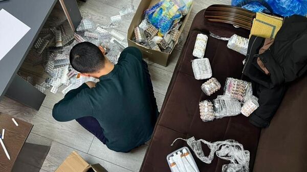 Чогулуштан кармады. УКМК Түркиядан алтын, дары ташыган топту колго түшүрдү - Sputnik Кыргызстан