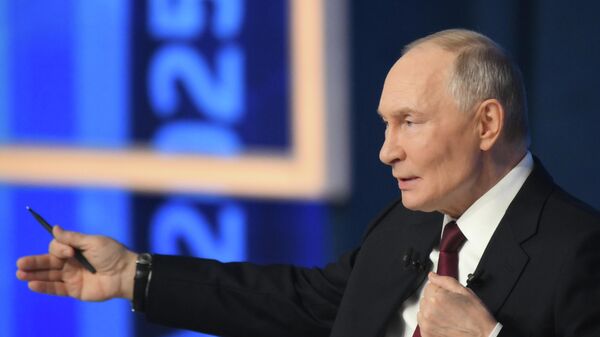 Президент России Владимир Путин в ходе прямой линии  - Sputnik Кыргызстан