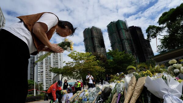 Гонконгдогу Wang Fuk Court административдик районундагы турак жай комплексинен чыккан өрттөн каза болгондорду эскерүү - Sputnik Кыргызстан