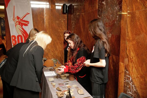 На слете также были представлены презентации проектов, связанных с историко-патриотической работой и и обсуждены планы на 2026 год по сохранению исторической памяти и проведению праздничных мероприятий и масштабных акций. - Sputnik Кыргызстан