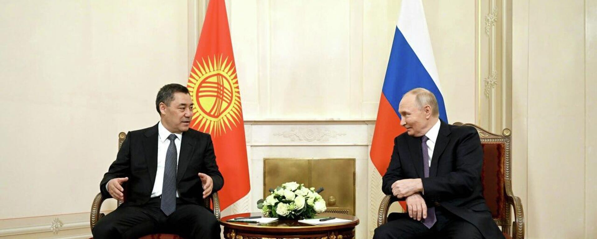Садыр Жапаров менен Владимир Путин Санкт-Петербургда жолугушту - Sputnik Кыргызстан, 1920, 21.12.2025