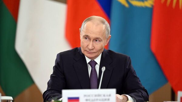 Президент России Владимир Путин на саммите ЕАЭС в Санкт-Петербурге - Sputnik Кыргызстан