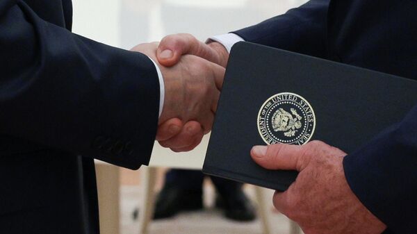 Россия президенти Владимир Путин АКШнын президентинин атайын өкүлү Стивен Виткофф менен кол алышып жатат. Архив - Sputnik Кыргызстан