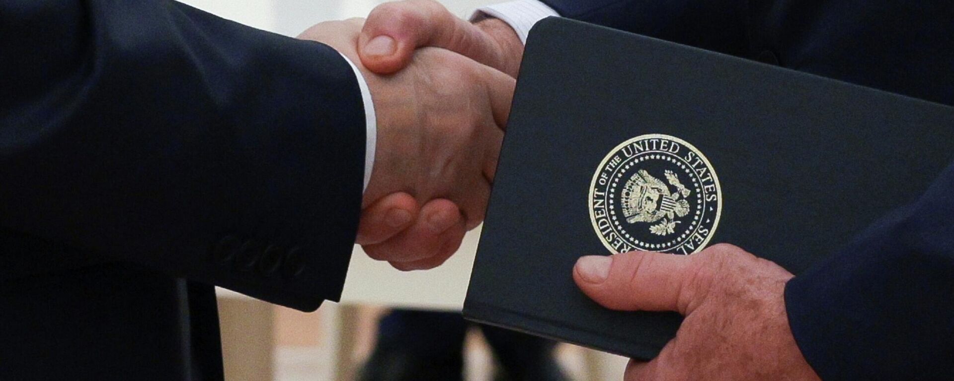 Президент России Владимир Путин и спецпосланник президента США Дональда Трампа Стив Уиткофф пожимают друг другу руки во время встречи в Москве. Архивное фото - Sputnik Кыргызстан, 1920, 22.12.2025