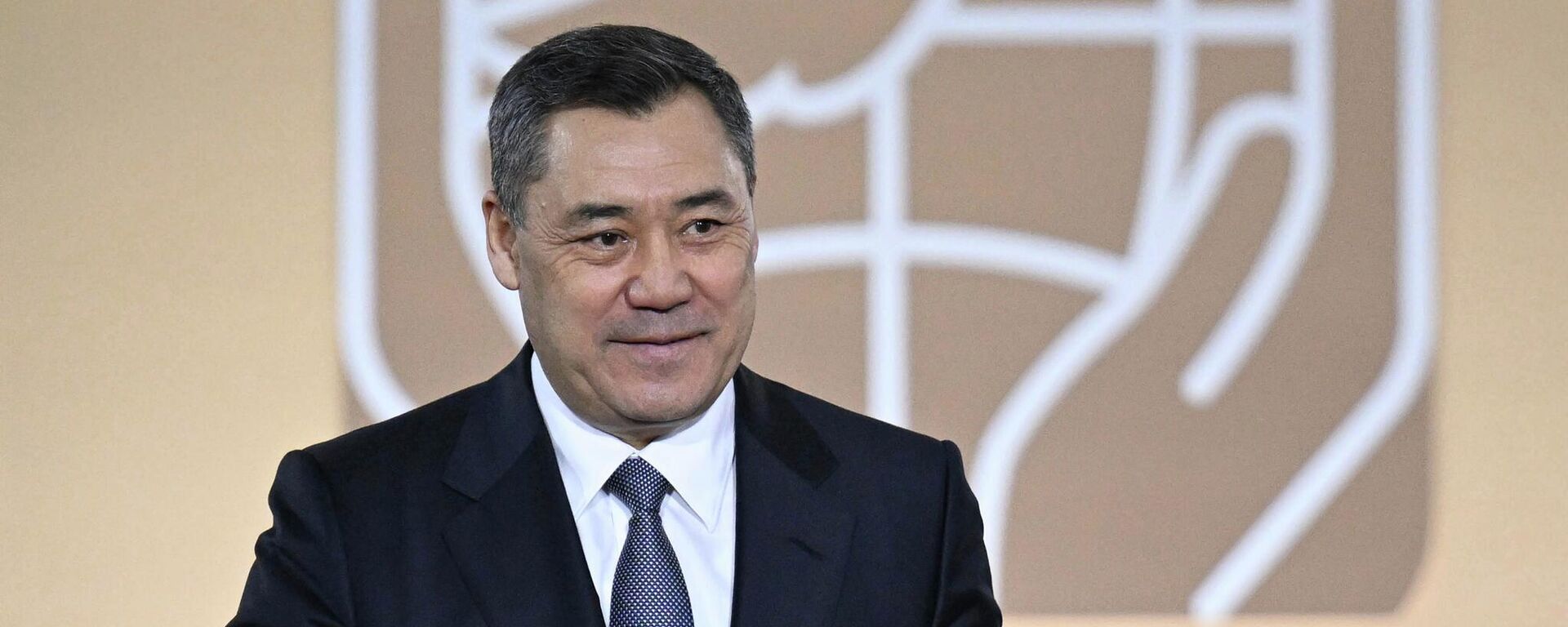Президент Садыр Жапаров награжден Международной премией мира Президент Садыр Жапаров награжден Международной премией мира - Sputnik Кыргызстан, 1920, 22.12.2025