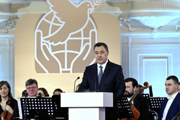 Президентам Кыргызстана, Таджикистана и Узбекистана награду вручил председатель жюри, художественный руководитель и директор Государственного академического Мариинского театра, гендиректор Большого театра России Валерий Гергиев - Sputnik Кыргызстан