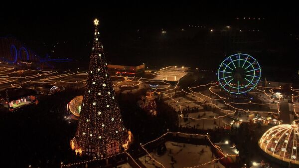 Гигантский Дед Мороз, каток и елка — в парке Евразия открылся зимний сезон. Видео - Sputnik Кыргызстан