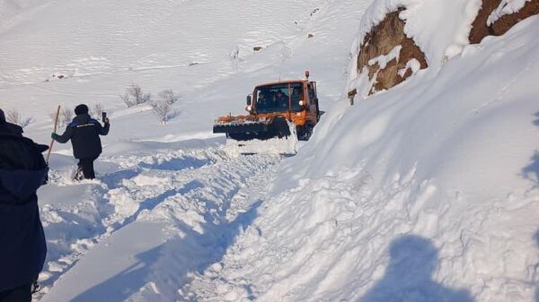 Расчистка метровго снега в Токтогульском районе - Sputnik Кыргызстан