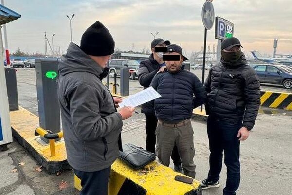 Шектүү ИИМдин Баңгизатты мыйзамсыз жүгүртүүгө каршы күрөшүү кызматынын кызматкери М.А.Ж. менен биргеликте кылмыштын квалификациясын өзгөртүүгө көмөктөшүү шылтоосу менен 180 миң доллар талап кылган - Sputnik Кыргызстан