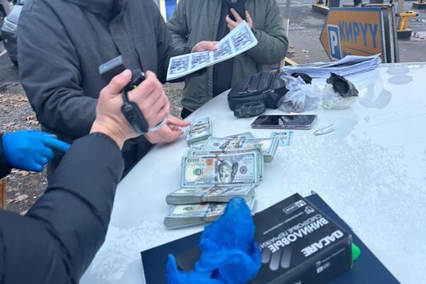 Кроме того, при обыске автомобиля у одного из задержанных обнаружен пакет с гашишем весом 105 граммов - Sputnik Кыргызстан