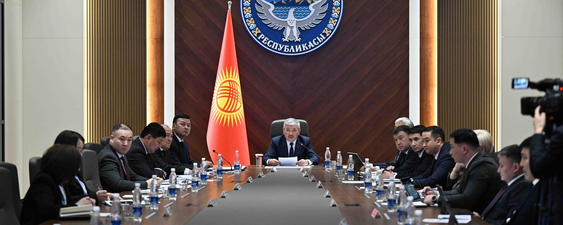 Өкмөттө бюрократиядан арылуу боюнча комиссиянын VI отуруму өттү - Sputnik Кыргызстан, 1920, 23.12.2025