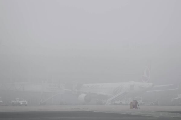 Акыркы күндөрү &quot;Манас&quot; аэропортунда тумандан улам учактар учуп-коно албай, каттамдар Ысык-Көлдөгү, Алматыдагы, Ташкенттеги жана Оштогу башка аба майдандарга багытталууда - Sputnik Кыргызстан