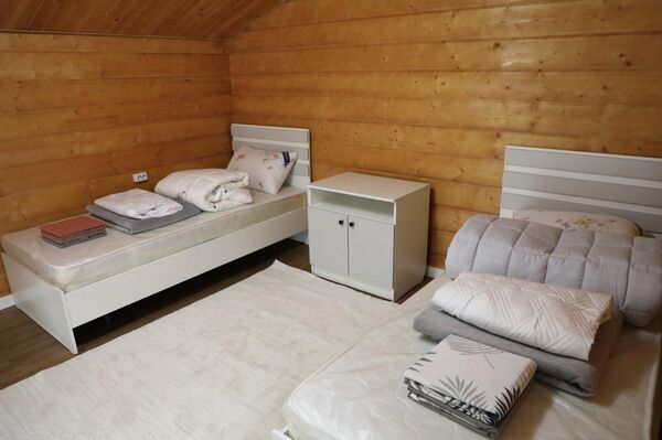 На его территории построены 15 благоустроенных домов для отдыха площадью по 60 квадратных метров каждый, есть канатная дорога протяженностью 600 метров, выполнены работы по благоустройству и освещению - Sputnik Кыргызстан