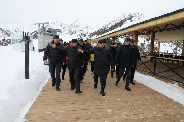 В мероприятии приняли участие председатель Госкомитета Камчыбек Ташиев, полномочный представитель президента КР в Чуйской области Азамат Осмонов, ветераны и личный состав ГКНБ - Sputnik Кыргызстан