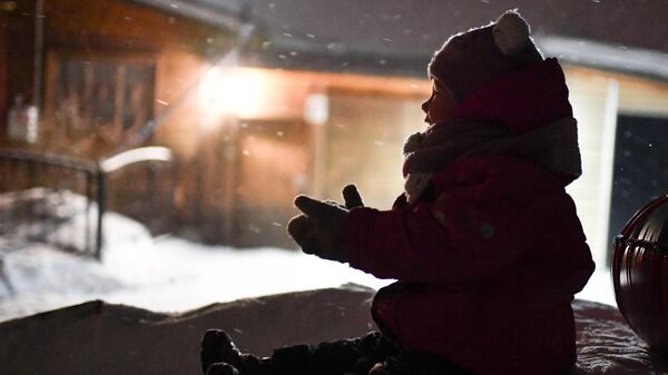 Көчөдө каар жаап жаткан учурда ойноп жаткан кыз. Архив - Sputnik Кыргызстан