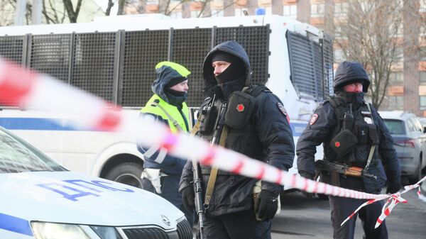 Сотрудники полиции у места взрыва, при котором погибли два сотрудника ДПС, на улице Елецкой на юге Москвы - Sputnik Кыргызстан