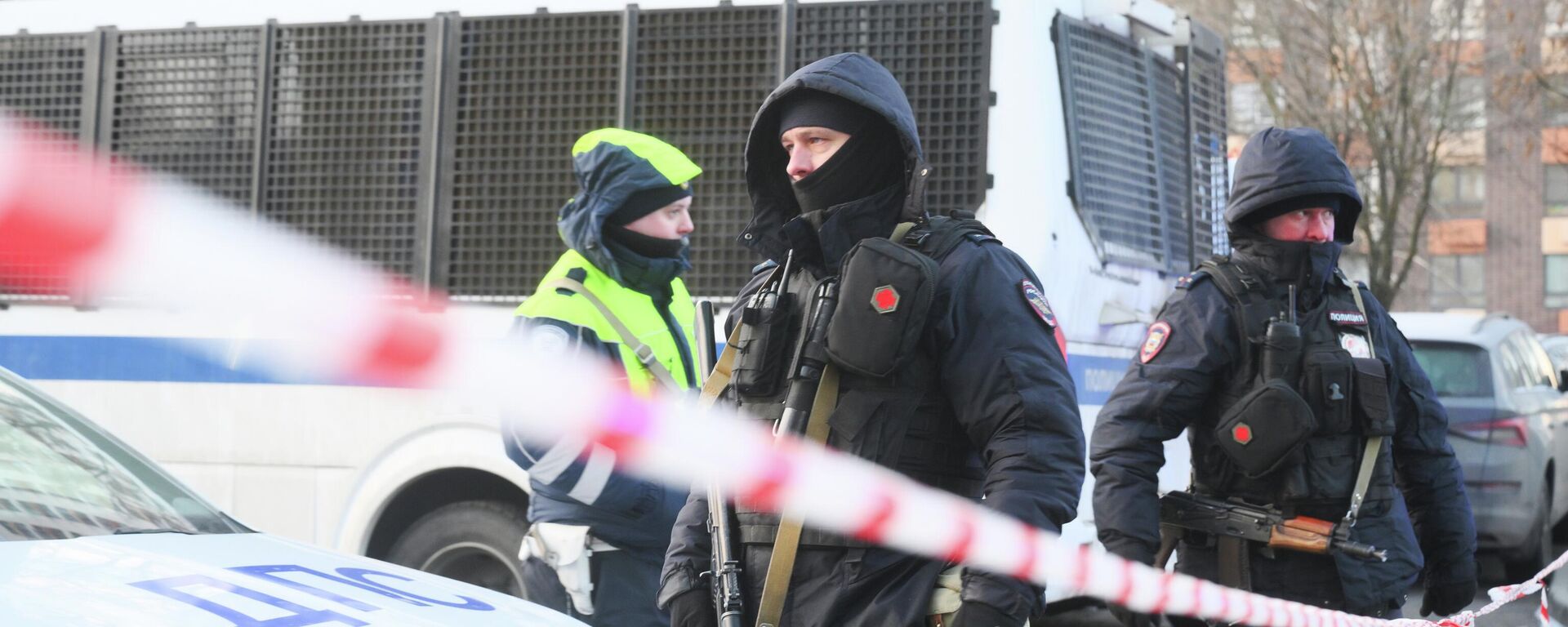 Москванын түштүгүндөгү Елецкая көчөсүндө эки жол кыймылынын коопсуздугун камсыздоо кызматкеринин өмүрүн алган жарылуу болгон жердеги полиция кызматкерлери - Sputnik Кыргызстан, 1920, 24.12.2025