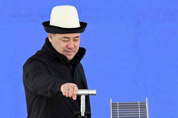 Президент Садыр Жапаров принял участие в церемонии запуска первой солнечной электростанции мощностью 100 мегаватт в Кемине - Sputnik Кыргызстан