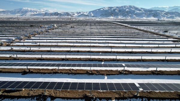 Президент КР запустил первую солнечную электростанцию мощностью 100 мегаватт в Кемине - Sputnik Кыргызстан