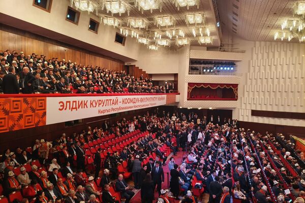 Среди участников курултая 146 женщин и 554 мужчины - Sputnik Кыргызстан